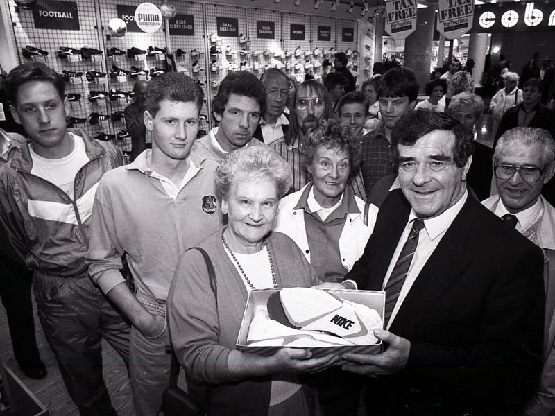 Fred Trueman presents a prize to Barbara Cartwright at Cobra Sports, Meadowhall, on September 18, 1990