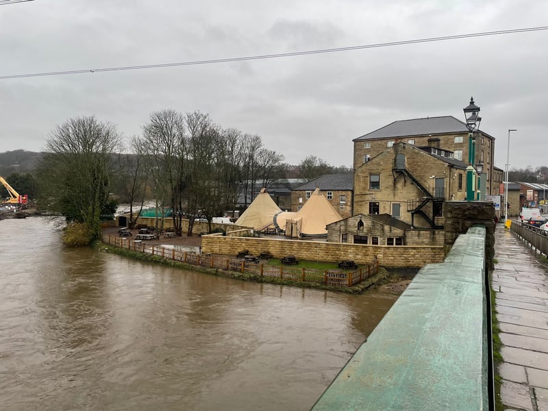 A fantastic, mostly flat introduction to Leeds cycling. Utilising well-paved canal paths, this route takes you past the iconic Kirkstall Flyboat and features the legendary Kirkstall Bridge Inn - the ultimate mid-ride or post-ride pit stop for a refreshing pint by the water.  🚴‍♂️ 17.4 km
