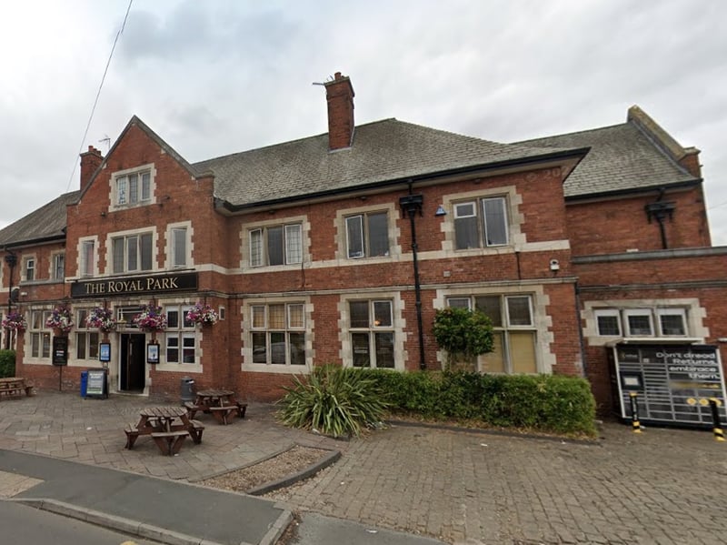 Situated in the heart of the suburban student community, this neighbourhood pub offers a fantastic beer garden area. It provides a brilliant setting to watch every ace alongside fellow fans 🎾 39 Queen's Rd, Burley, Leeds LS6 1NY