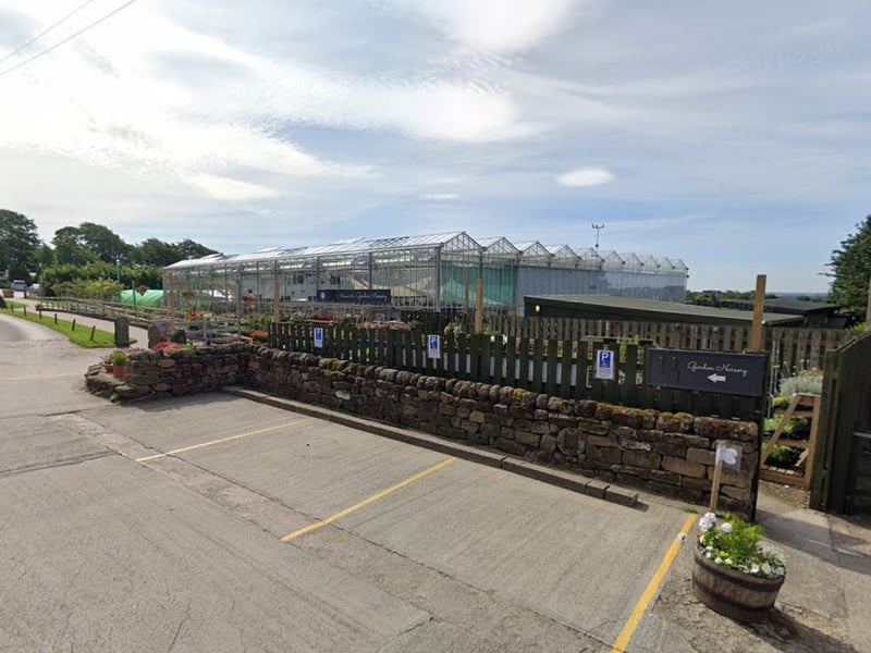 Housed in a beautifully restored 17th-century barn, this Cookridge destination is perfect for a rustic, traditional British hamper. It’s an absolute goldmine for locally produced pies, pasties, and mouth-watering freshly made tray bakes, alongside artisan cheeses (like Yorkshire Pecorino) and fresh loaves from the Leeds Bread Co-op. 🥖 Otley Old Rd, Cookridge, LS16 7NH