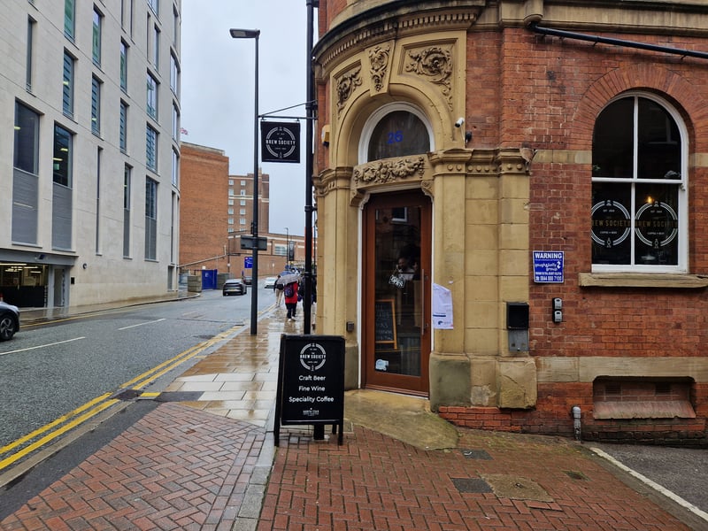 A craft beer haven tucked just behind the station. Recommended by Paul Sykes, it’s a more refined, tucked-away choice for those who want to avoid the massive crowds but still catch the late-afternoon rays. ☀️ 26 Aire Street, Leeds, LS1 4HT