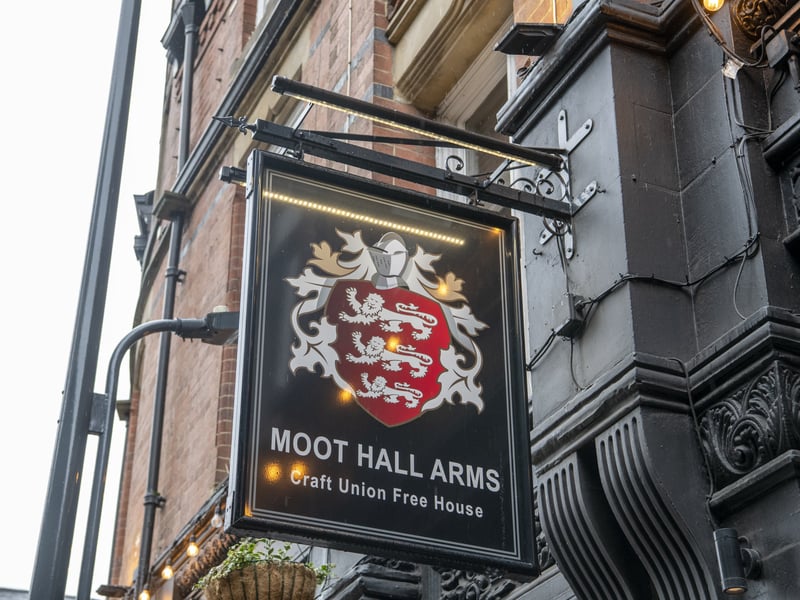 "The Moot" is a legendary Mill Hill staple for the Elland Road faithful. Known for its live and loud atmosphere, this is the place for fans who want a traditional, no-frills footballing pub where the singing never stops. It remains the city's premier meeting place for the most passionate supporters. ⚽️ 2 Mill Hill, Leeds LS1 5DQ