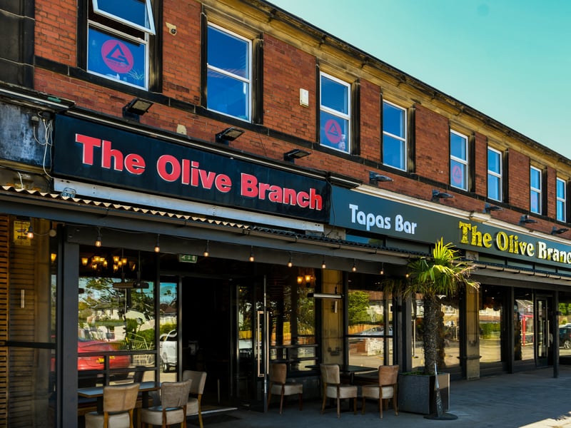 A brilliant, long-standing Turkish and Mediterranean favourite serving up impeccable grilled dishes on the main Street Lane strip. The generous portion sizes and vibrant skewers are perfect for building up some serious stamina ahead of a long day on your feet. 🍴 139 Street Ln, Roundhay, Leeds LS8 1AA