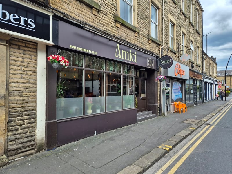 This highly rated establishment brings a genuine slice of continental charm straight to the heart of Morley. It is immensely popular for its authentic family-run Italian spirit, rich and comforting pasta dishes, and a vibrant, bustling evening atmosphere that guarantees a fantastic night out. 🍴 4b Albion St, Morley, Leeds LS27 8DT