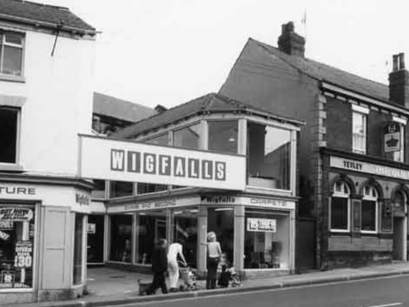 Wigfalls furniture shop, on London Road, Sheffield, in 1975, with The Old Crown pub next door