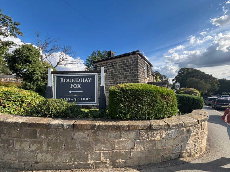 A top-tier suburb choice with a very specific local strategy. Rodney Depledge says: "Sit on the wall and you will get sun until it sets." It’s the go-to spot for those heading north after work. ☀️ Princes Avenue, Roundhay, Leeds, LS8 2EP