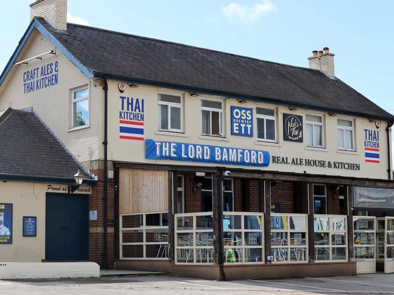 As the spiritual home of the Whites, The Old Peacock is hosting a massive 'Wembley Watch Party' right in the shadow of Elland Road. Expect the most authentic matchday experience in the city, complete with outdoor screens and a sea of yellow, white, and blue.  ⚽️ 251 Elland Rd, Beeston, Leeds LS11 8TU