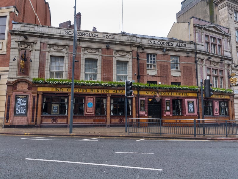An absolute Leeds icon, Phil Pope and Gordon Wilson both stand by the Scarborough as the definitive place to soak up the city's energy. It’s perfectly positioned for that "one last drink" before the commute - or for just staying put until the sun goes down. ☀️ Bishopgate Street, Leeds, LS1 5DY