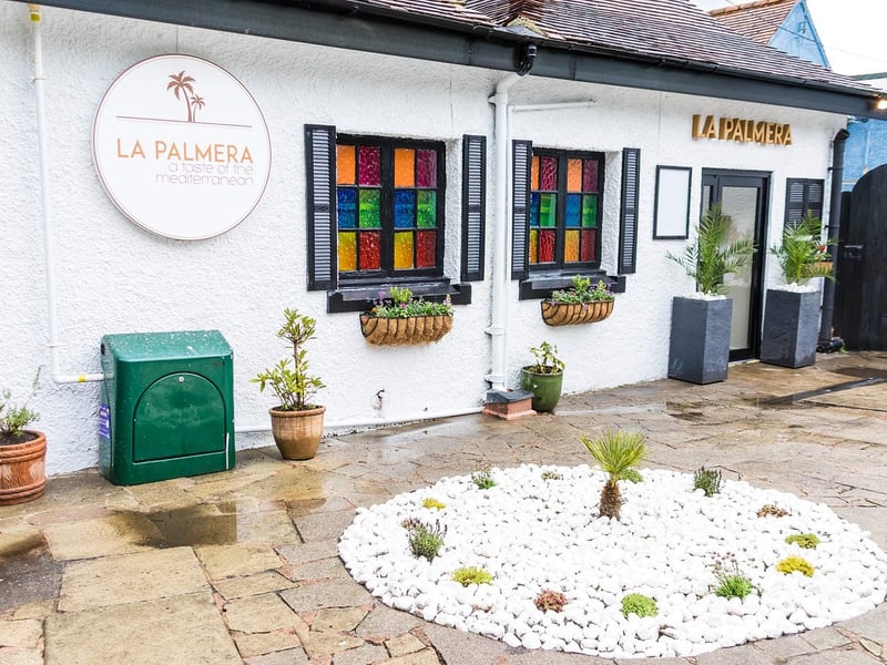 Tucked right up by the park boundary, this highly-rated independent offers a great sit-down escape. Their authentic Mediterranean dishes provide a relaxing, high-quality alternative to hectic outdoor food trucks. 🍴 Park Ln, Roundhay, Leeds LS8 2EJ