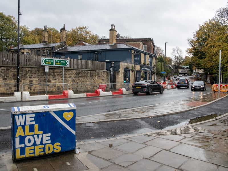 A Headingley institution, The Original Oak is famous for its massive beer garden and giant outdoor screen. It is the go-to spot for the student community and locals alike, offering one of the most affordable and incredibly lively places to watch the drama unfold.  ⚽️ 2 Otley Rd, Headingley, Leeds LS6 2DG