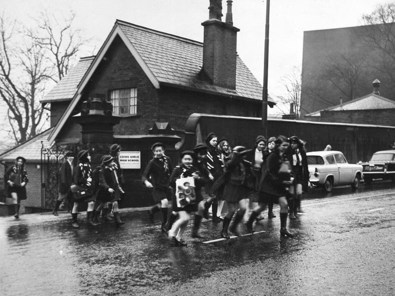 Pupils cross Headingley Lane on their way home from Leeds Girls' High School in January 1970