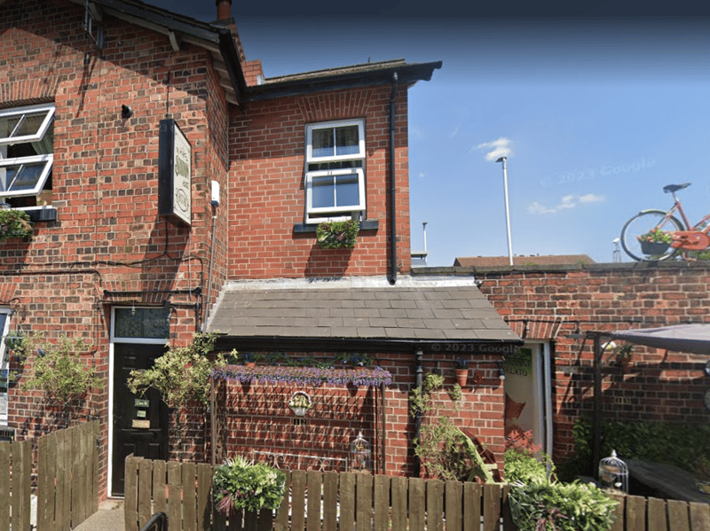 Ideally situated for commuters and locals alike, guests love this cosy café and bistro for its fresh breakfasts, speciality coffees, and home-style light bites served in a charming setting. 🍴 1 Station House, Station Buildings, Station Rd, Garforth, Leeds LS25 1PY