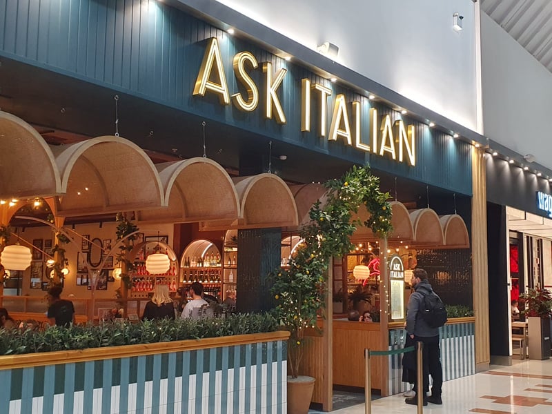 ASK Italian is offering students a free main meal or complimentary glass of fizz/non-alcoholic alternative upon showing a results slip. 📝 1 Market Place, Wetherby (LS22 6LQ) and Xscape, Castleford (WF10 4TA).