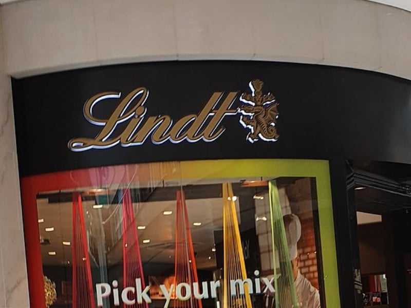 The Lindt Chocolate Shop is a paradise for chocolate lovers, offering everything from the brandβs famous Lindor truffles to gift boxes, seasonal collections and exclusive flavours. Visitors can also browse a wide selection of premium Swiss chocolates and pick-and-mix treats. πUnit 2, 28 Albion St, Leeds LS1 5AR