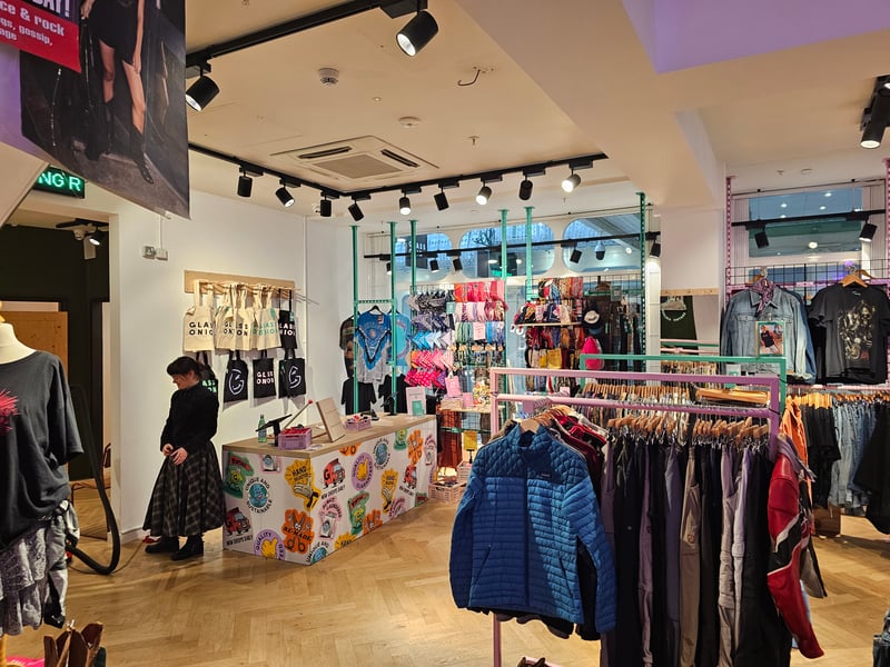 Originally founded in Barnsley, Glass Onion is now one of the UK’s leading vintage clothing retailers. By opening its latest store in Leeds this spring, the vintage shop has joined a street of top vintage clothing spots on Lands Lane.
📍 30 Lands Lane, city centre, LS1 6LB