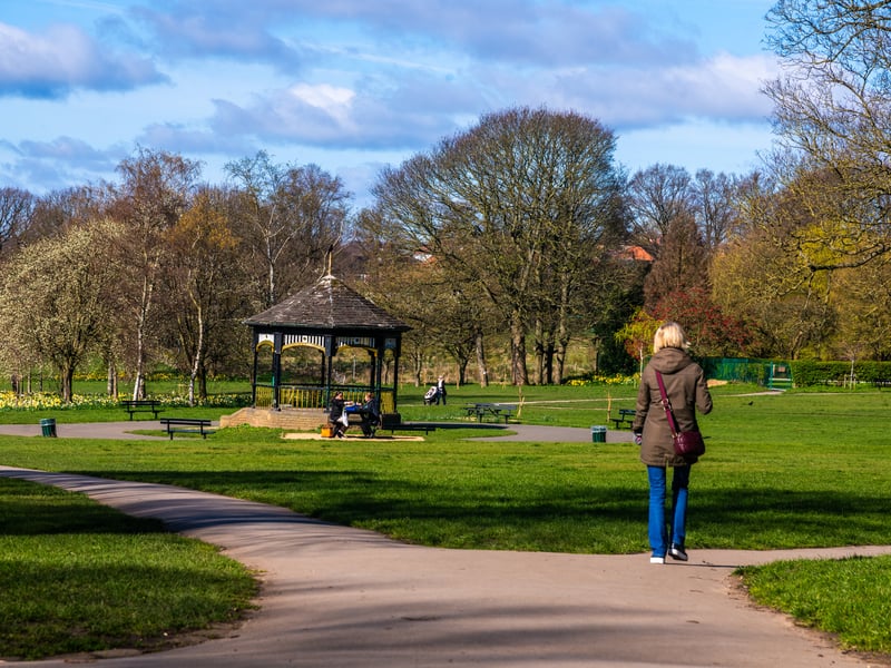 Commuter suburb; top schools; balanced lifestyle.