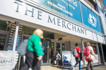 Perfect for a budget-friendly daytime session near the city's universities. Local regular Kevin Mazza highlighted their weekday deals, where you can often find John Smiths for £2.60 and Strongbow for £2.80. 🍺20-24 Woodhouse Lane, Leeds, LS2 8LX