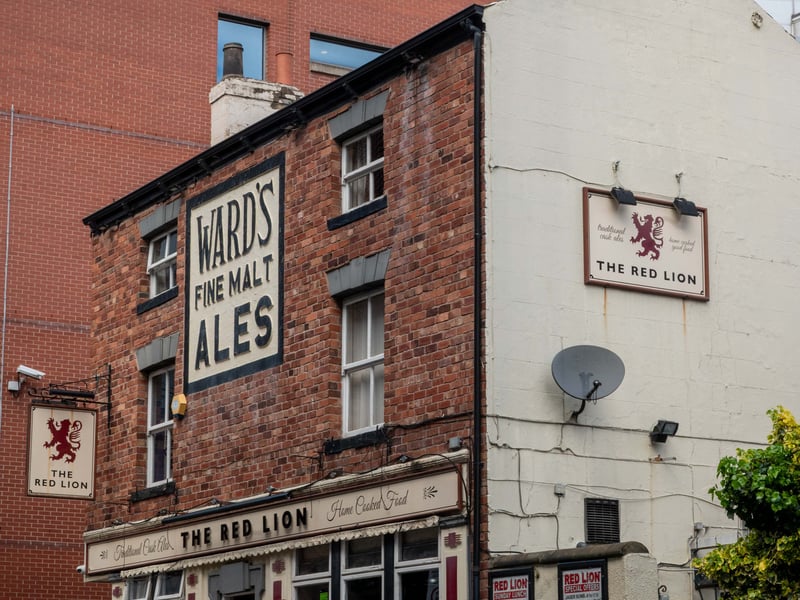 A top reviewer had this to say about The Red Lion, “I was drawn to this pub by its beautiful frontage, and it lived up to it! Affordable, cozy atmosphere, and food came out quick and hot. I’ll be back!” We recently visited this much-loved boozer and can see why it has a 4.3 rating from well over 600-reviews. 