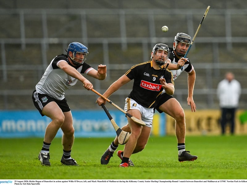 29 August 2020; Richie Hogan of Danesfort in action against Willie O’Dwyer, left, and Mark Mansfield of Mullinavat during the Kilkenny County Senior Hurling Championship Round 1 match between Danesfort and Mullinavat at UPMC Nowlan Park in Kilkenny
