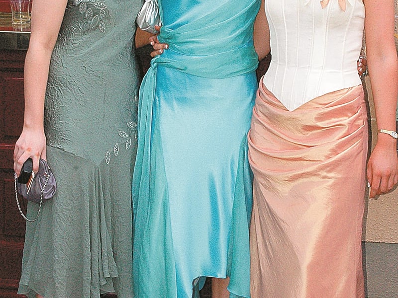 Caption: Eadaoin Flynn, Claire Hannon and Louise Yorke enjoying the 2006 St Mel's College Grad