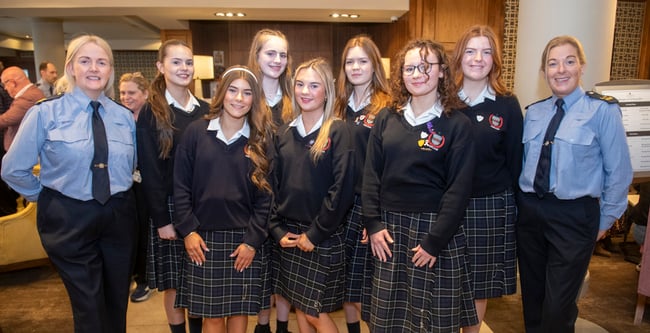 Scoil Chríost Rí pupils who were recipients of the Garda Youth Award for Community Safety with Garda Grace Heffernan and Garda Lisa Tuohy.