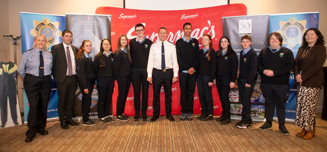 Pupils of Coláiste Naomh Cormac with Garda Grace Heffernan, Superintendent Tony Tighe and Principal Vicky Guinan.