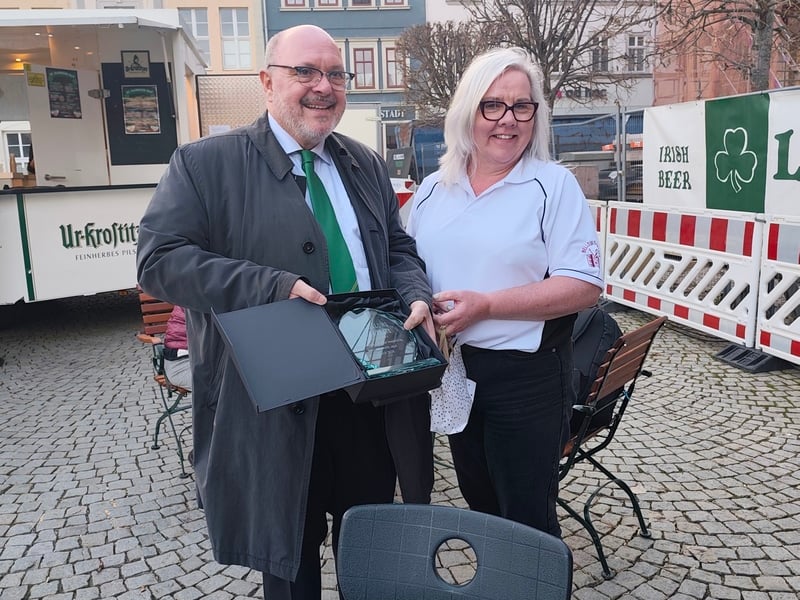 Triona Callaghan from Letterkenny band Bellows and Beats presenting a gift on behalf of the band to Rudolstadt Mayor Jörg Reichl