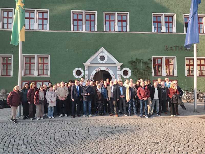 A delegation from Letterkenny was warmly received in Rudolstadt, Germany, for the town’s St Patrick’s weekend celebrations. Please click on the arrows to go through the galleryThe Letterkenny delegation received a warm welcome to Rudolstadt. Also pictured are students from St Eunans College who took part in an exchange programme The two towns have been twinned since 2018, thanks to Letterkenny native Karol Kerrane. Karol lives in Rudolstadt and founded the Letterkenny Irish Pub in the town. Through him, and Rudolstadt Mayor Jörg Reichl, the two towns have enjoyed close relations with the official twinning over the years. A delegation from Rudolstadt visits Letterkenny each year in the autumn, and a student exchange takes place with students from St Eunans College, Coláiste Ailigh, and Errigal College with local schools in Rudolstadt. This year, the Letterkenny delegation included local councillors Donal Coyle, who represented the Letterkenny-Milford Municipal District on behalf of his Fianna Fáil colleague Caothaoirleach Ciaran Brogan, as well as Fine Gael Cllr Jimmy Kavanagh and Sinn Féin Cllr Gerry McMonagle. Cllr Coyle officially launched the St Patrick’s weekend festival and praised the power of music to bring people together. Local bands Bellows & Beats and The Soggy Bottom Boys, as well as musicians John Muldowney, Cathal Mac Fhloinn, Domhnaill Mac Fhionnlaoich and Grace Nugent were all invited to represent Letterkenny’s impressive music scene. The St Patrick’s weekend festival lasted from Friday to Sunday and included plenty of live music performances. The Letterkenny delegation were treated to a packed itinerary during their visit from Thursday to Monday, exploring local attractions and learning about the rich history of Rudolstadt and the surrounding region of Thuringia. The group were officially welcomed by Mayor Reichl upon arrival in Rudolstadt on Thursday. Letterkenny representatives received a tour of the nearby Volkstedt porcelain factory, led by guide Marie Simon, and