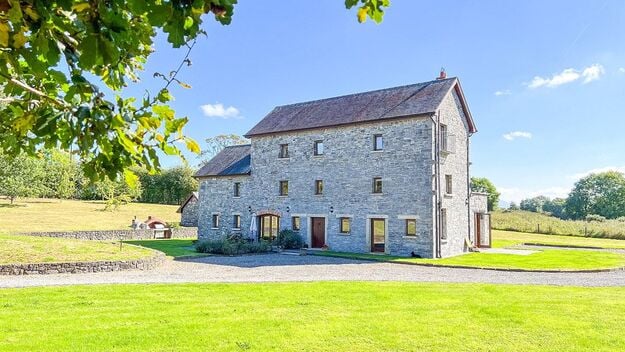 #8 THE MILL, PAULSTOWN, KILKENNY (€878,000) The Mill is described as a wonderful country retreat is located in a picturesque and peaceful countryside setting close to the village of Paulstown. It was recently extended and refurbished to an extremely high standard with incredible attention to detail. NOTE: All figures above are taken from the Residential Property Price Register, produced by the Property Services Regulatory Authority (PSRA). The PRSA acknowledges that there may be errors in the data in the Register.
