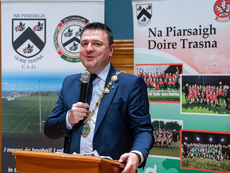 Mayor Councillor Ruairi McHugh addressing everyone in attendance at the Doire Trasna GAC celebration in Derry's Guildhall.