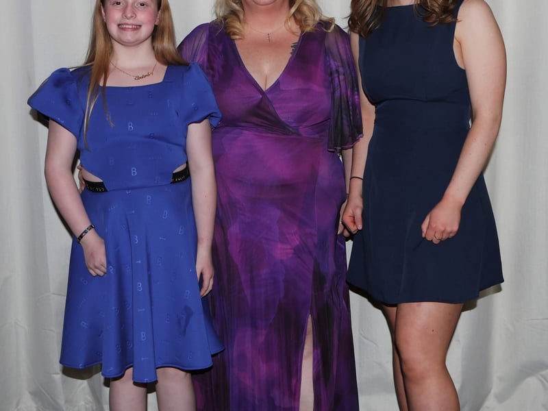 CAPTION: Grattans Ladies Chairperson Sandra Hogan with her daughter's Caoimhe & Edie