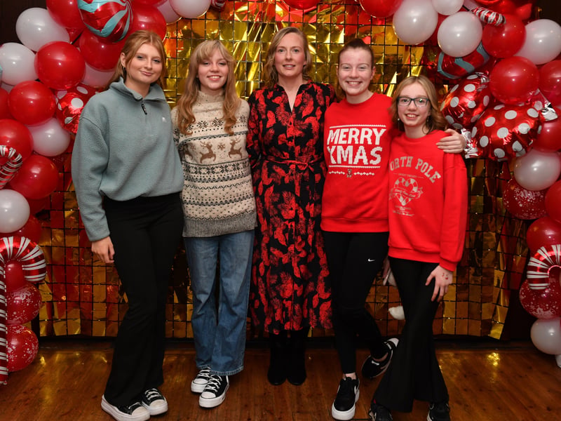 Caption: Connie Teague with her four daughters, Katie, Megan, Sarah and Emily in the Rustic Inn, Abbeyshrule for the Colehill National School 'Toy Show' fundraiser towards the development of a new astroturf playground