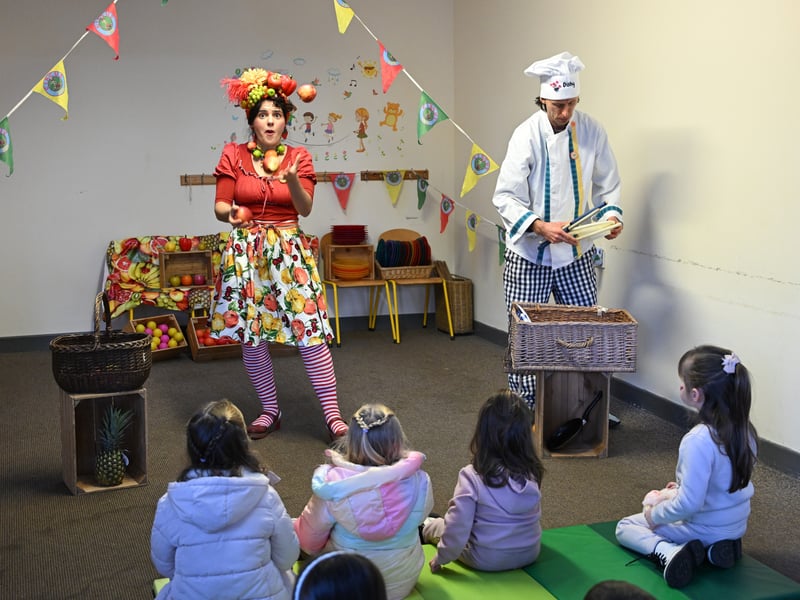 Below: Circus Act Fruity 'n' Dishy and Children at Ardee Ferdia Festival 2025
