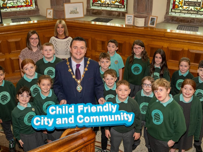 Pupils from Oakgrove Integrated Primary School with the Mayor of Derry City and Strabane District Council, Councillor Ruairí McHugh.