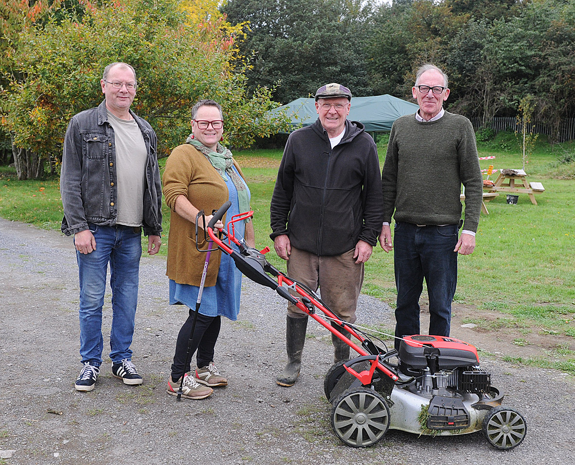 All photos: Arthur Kinahan National Community Gardens and Allotments week, which is taking place this week in Ireland from 11-18 October, was marked last Saturday at the Muirhevnamor Allotments & Community Garden. The week is aimed at raising awareness of allotments and community gardens across the country, to highlight how important they are and to detail the huge benefits of community gardening for communities, individuals, biodiversity and the local environment, with a 2025 theme of “Growing Together”. At Saturday's event, a bilingual tour of the allotments at Muirhevnamor Allotments & Community Garden took place, as Gaeilge and English. The event looked at ways the local community can come together and grow food. It was followed by a seed share and chats between the growers and people who came along and wish to learn more. A great morning was had by those who attended. Community gardens and allotments are seen as providing more than just a place to grow food. They provide a space to spend time outdoors in nature, growing together in a community, and is seen as being very beneficial to our mental health. Producing food in local community gardens are also seen as a great way to reduce 'food miles', i.e. the distance food has to travel before it gets to your plate. See Muirhevnamor Allotments & Community Garden's Facebook page for more information. Pictured below: Laurence Naylor, Pam Hosford, Seamus Ward and Bill Johnston at the National Community Gardens and Allotment day at Muirhevnamore Community Gardens