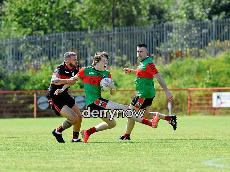 Luke Clarke of Sean Dolans gets a grip on Doire Trasna’s Cormac Kelly. (Photos – nwpresspics)