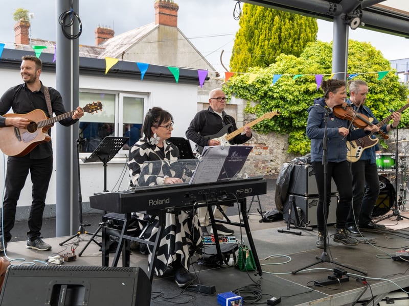 Laois Music Centre marked this year's Cruinniú na nÓg with a stunning outdoor concert.  Laois le Chéile is an all-inclusive, multi-cultural, inter-generational community arts festival, taking place on the grounds of Laois Music Centre in the heart of Portlaoise town. Ta Tum Tum! is an interactive project designed for children to explore Brazilian culture through live music, creative movement and storytelling! It also explores body awareness and different rhythms used in Brazilian music.  Laois Le Chéile extended its Cruinniú festival to include a Céilí Mór, where participants took part in bilingual dance and bodhrán workshops, culminating in a large-scale Céilí with live music!