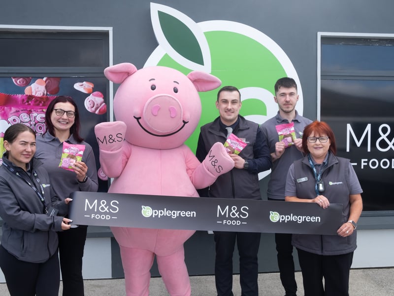 Applegreen staff Kealon Coward, Sarah Kiely, Blathanna Creedon, Deirdre Norris and Aurimis Pocius pictured with Percy Pig at Applegreen Lemybrien reopening with M&S Food.