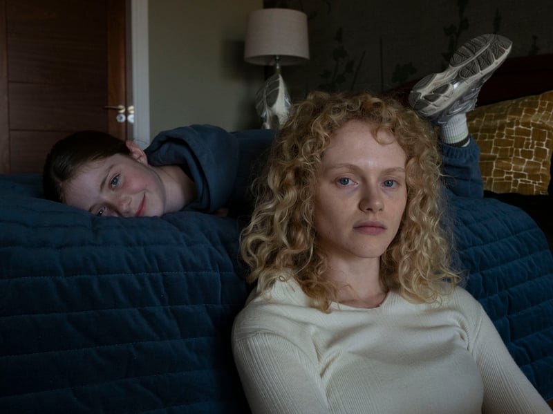 In scenes with Shannon and her younger self, Lucy Howard plays a young Shannon.