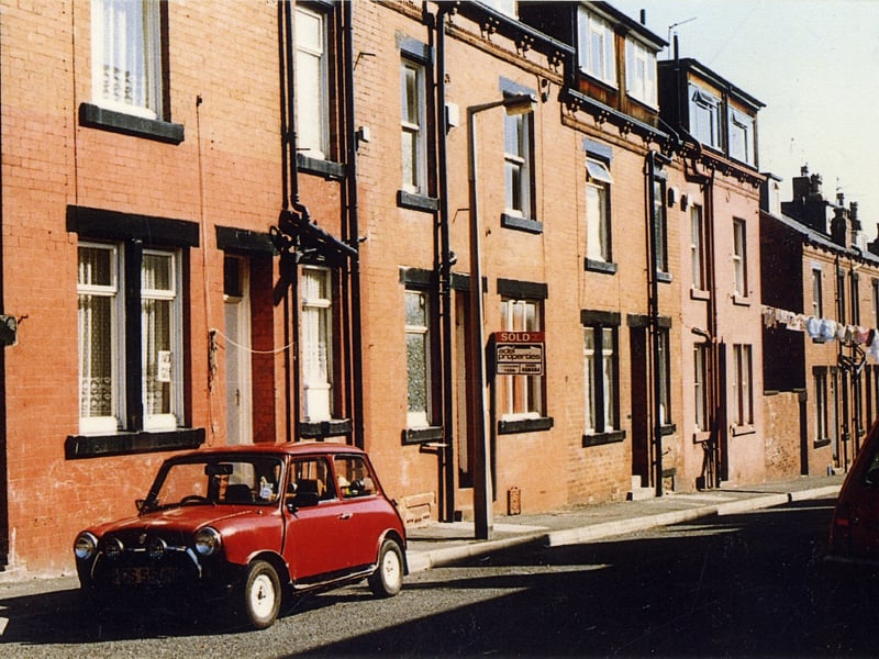 Brompton Row in 1989. These are back-to-back houses with Stratford Terrace, built prior to 1900 with gas lighting and shared outside toilets.