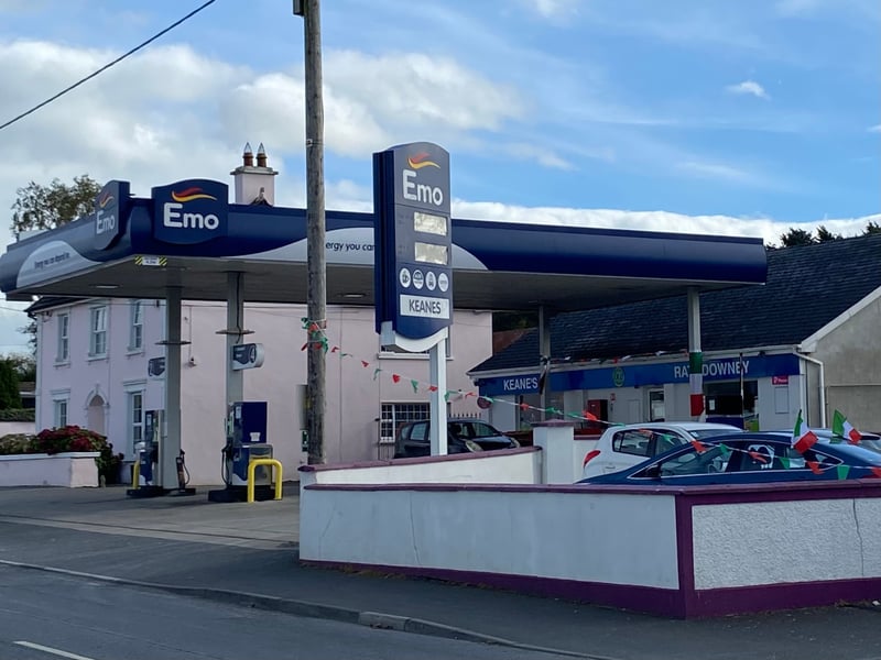 Rathdowney and Errill have been decked out with flags, window displays and bunting ahead of the Laois senior hurling final against Clough/Ballacolla.  Local businesses and homes have come out in force to show their support.
