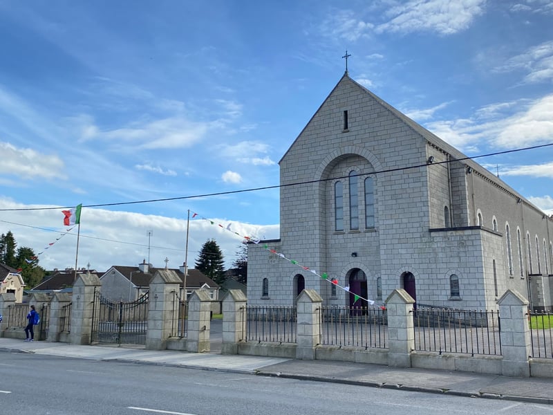 Rathdowney and Errill have been decked out with flags, window displays and bunting ahead of the Laois senior hurling final against Clough/Ballacolla.  Local businesses and homes have come out in force to show their support.