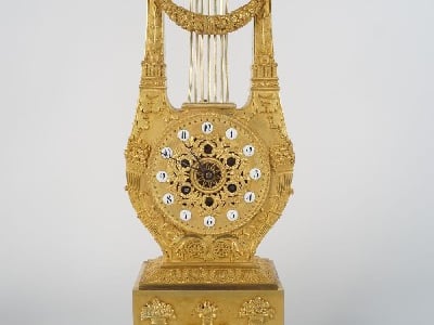 EARLY 19TH-CENTURY FRENCH ORMOLU MANTEL CLOCK €2000 - 3000