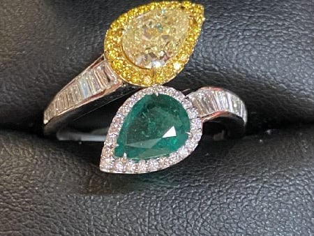 18K WHITE GOLD DIAMOND & COLOMBIAN EMERALD RING €8000 - 12000