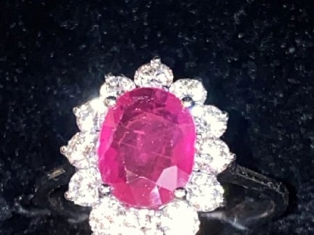 18K WHITE GOLD BURMESE RUBY & DIAMOND CLUSTER RING €4000 - 6000