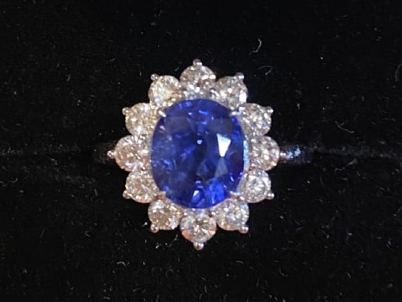 CEYLON SAPPHIRE & DIAMOND CLUSTER RING €6000 - 9000