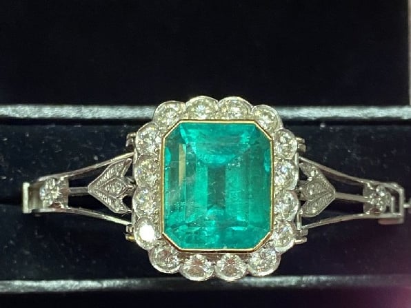 18K WHITE & YELLOW GOLD EMERALD & DIAMOND BANGLE €50000 - 80000