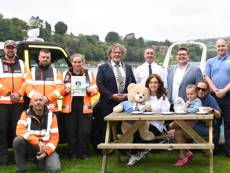 Killaloe Coast Guard Unit Mayor Alan OCallaghan Superintendent Eddie Golden Cathaoirleach Declan Burgess Inspector Noel Barry Gda Gemma Maguire Gda Deirdre Scanlon Sergeant Brian Slattery & Sitting Gd