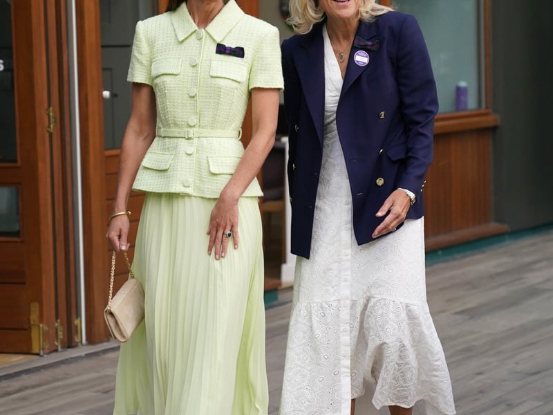 In authentically reliable fashion, Kate’s indigo look was emblematic of the timeless and classic style she’s renowned for.