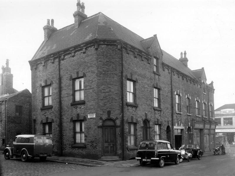 Epworth Place and Joseph Street in December 1960.  At the corner is number 6 Joseph Street has been joined with number 252 Hunslet Road to create the D and B Motors store.